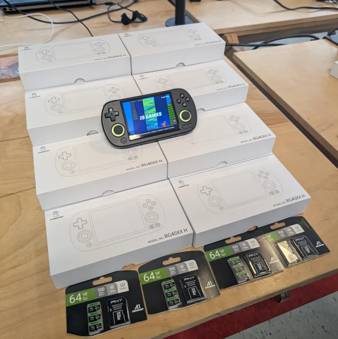 a bunch of RG40XXH devices