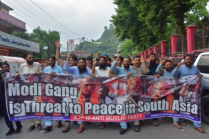 El 4 de junio de 2024, activistas de Pasban-e-Hurriyat, una organización de refugiados cachemires, corean eslóganes para protestar contra el primer ministro indio Narendra Modi, en Muzaffarabad, Cachemira, ocupada por Pakistán. 
Foto: Sajjad Qayyum/AFP