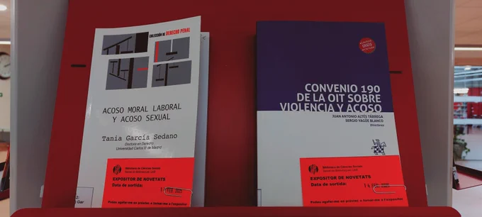 Cobertes dels dos llibres a l'expositor de novetats.