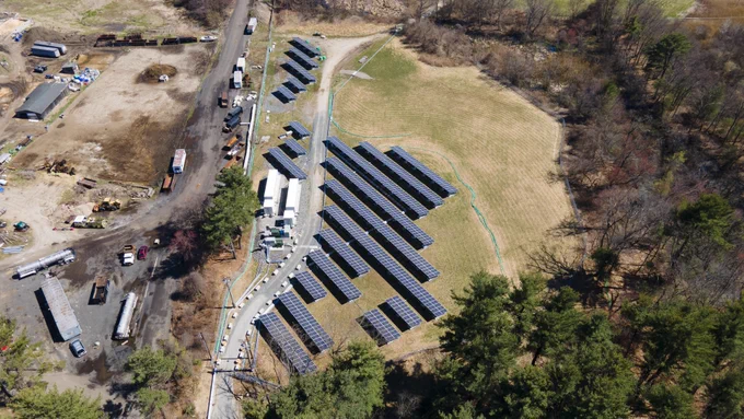 Syncarpha’s Tewksbury Landfill Solar Project: Syncarpha’s Tewksbury Landfill Solar project is a ballast-mounted, community solar garden constructed in Tewksbury, Massachusetts on the 50-acre Sutton Brook Disposal Area also known as “Rocco Landfill”. The project became operational in February 2022 and provides clean energy to the City of Everett, Tufts University, and local National Grid residents. The project produces enough clean energy annually to power about 400 homes, equivalent to avoiding harmful CO2 emissions from about 3.5 million pounds of coal burned.