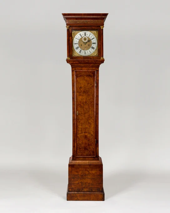 ⏳✨ Jonathan Lowndes, London ~1705 ✨⏳

A stunning Queen Anne period walnut longcase clock by the renowned London clockmaker Jonathan Lowndes. This early 18th-century timepiece boasts a beautifully figured walnut case with herringbone cross-banded trunk door and convex mouldings. The flat-top hood features a finely pierced soundfret and brass-capped columns.