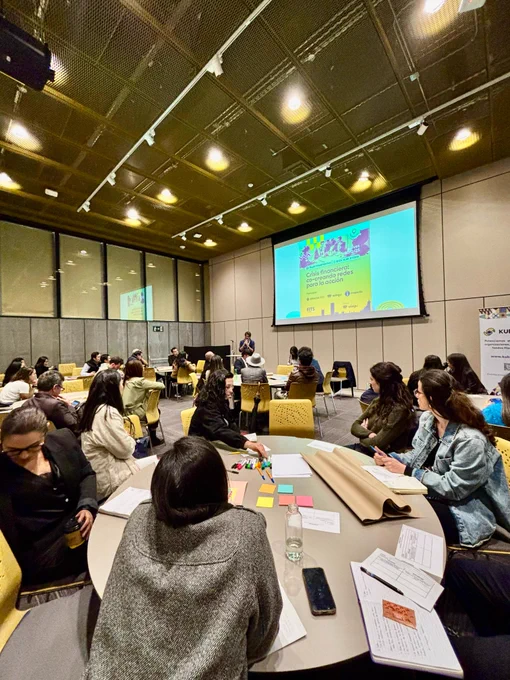 ¿Cómo enfrentamos colectivamente la crisis en la cooperación? En este encuentro, las OSC podrán compartir sus realidades, hacer catarsis y construir soluciones conjuntas. Un espacio seguro para hablar de los desafíos, intercambiar aprendizajes y llevarse herramientas prácticas de bienestar y resiliencia para seguir adelante con fuerza.