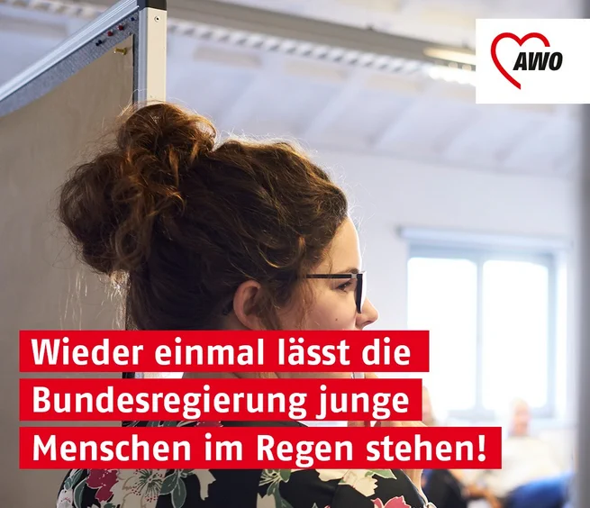 Frau guckt enttäuscht, nachdem die Bundesregierung Kürzungen im BFD angekündigt hat