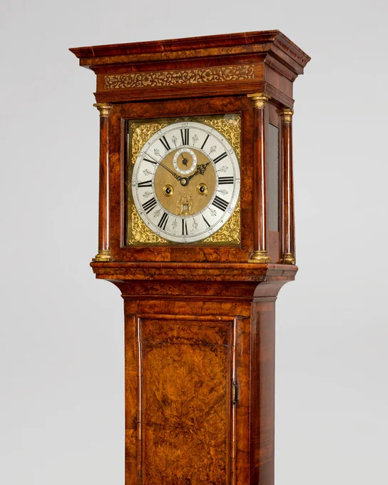 ⏳✨ Jonathan Lowndes, London ~1705 ✨⏳

A stunning Queen Anne period walnut longcase clock by the renowned London clockmaker Jonathan Lowndes. This early 18th-century timepiece boasts a beautifully figured walnut case with herringbone cross-banded trunk door and convex mouldings. The flat-top hood features a finely pierced soundfret and brass-capped columns.

The 12-inch square dial showcases a matted center, date aperture, and exquisitely wrought blued-steel hands