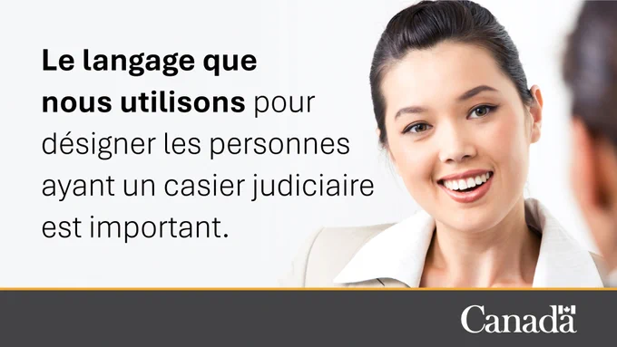 Une femme aux cheveux noirs parle à quelqu’un en face d’elle. Texte : Le langage que nous utilisons pour désigner les personnes ayant un casier judiciaire est important.