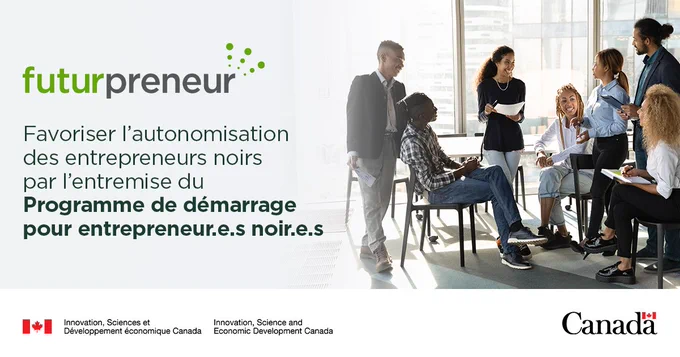 Un groupe de jeunes professionnels diversifiés échange dans un bureau moderne avec de grandes fenêtres. Texte : Futurpreneur Favoriser l’autonomisation des entrepreneurs noirs par l’entremise du Programme de démarrage pour entrepreneur.e.s noir.e.s 