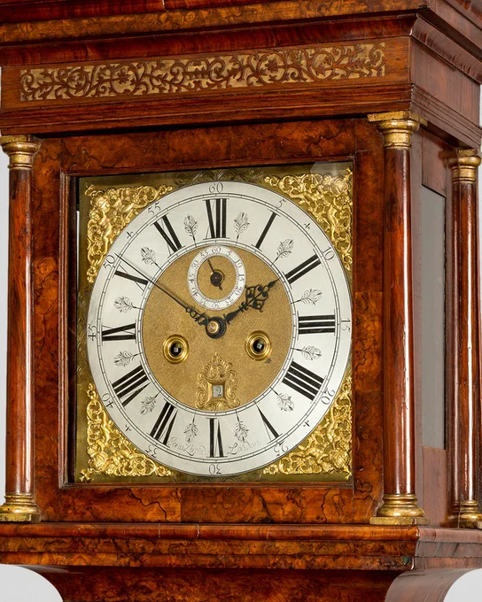 ⏳✨ Jonathan Lowndes, London ~1705 ✨⏳

A stunning Queen Anne period walnut longcase clock by the renowned London clockmaker Jonathan Lowndes. This early 18th-century timepiece boasts a beautifully figured walnut case with herringbone cross-banded trunk door and convex mouldings. The flat-top hood features a finely pierced soundfret and brass-capped columns.