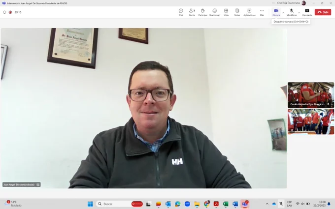 Se muestra una captura de pantalla de una reunión donde aparece Juan Angel de Gouveia presidente de la RIADIS y 2 pantalla de participantes de la Cruz Roja Ecuatoriana