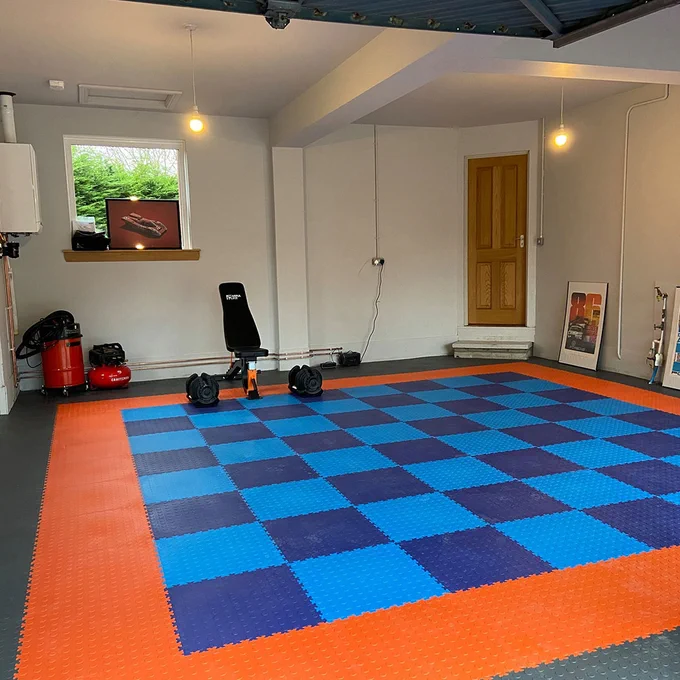 MotoLock Recycled tiles have a more matt appearance than the ones made from new PVC and some colour flecks are evident from the recycled PVC. Mix and match the MotoLock Recycled tiles with the new PVC MotoLock colour tiles or ramps.