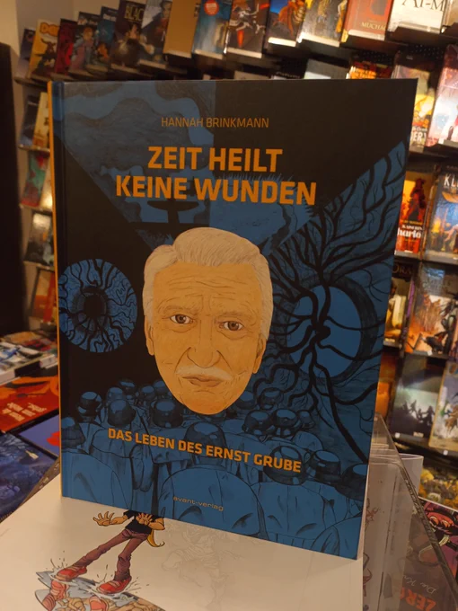 Titelbild von Zeit heilt keine Wunden von Hannah Brinkmann.

„Mischlinge ersten Grades“ – so wurden nach den Nürnberger Rassengesetzen Kinder genannt, die ein jüdisches Elternteil haben. So auch Ernst Grube. Seine Familie befindet sich während der Nazi-Herrschaft im ständigen Kampf ums Überleben. Anfang 1945 wird er als Junge mit einem der letzten Transporte nach Theresienstadt deportiert und schließlich von der Roten Armee befreit.

Nach dem Krieg engagiert sich Ernst Grube in der kommunistischen Bewegung der BRD. In den 1950er Jahren wird er wegen seiner politischen Aktivität verurteilt und inhaftiert. Vor dem Bundesgerichtshof steht Ernst Grube dem Richter Kurt Weber gegenüber, einst Erster Staatsanwalt unter den Nazis. Er ist Vertreter einer Justiz, durch deren Antikommunismus in der noch jungen Bundesrepublik unverhältnismäßige Urteile gefällt wurden. Virtuos werden die Lebenslinien beider kontrastierend in Beziehung gesetzt.
