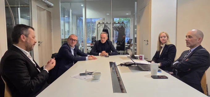 Des représentants de l'UDES, Pierrick Paris et Emmanuel Grégoire discutent autour d'une table.
