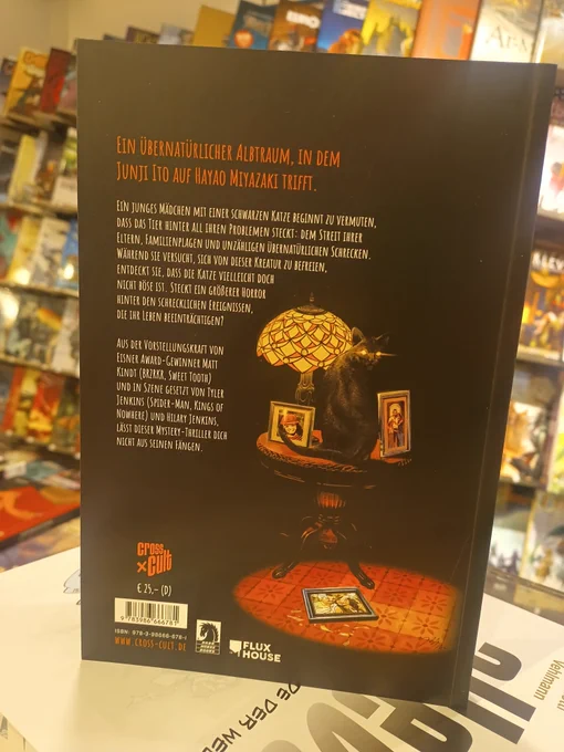 Ein junges Mädchen mit einer schwarzen Katze beginnt zu vermuten, dass das Tier hinter all ihren Problemen steckt: dem Streit ihrer Eltern, Familienplagen und unzähligen übernatürlichen Schrecken. Während sie versucht, sich von dieser Kreatur zu befreien, entdeckt sie, dass die Katze vielleicht doch nicht böse ist. Steckt ein größerer Horror hinter den schrecklichen Ereignissen, die ihr Leben beeinträchtigen?
 
Aus der Vorstellungskraft von Eisner Award- Gewinner Matt Kind (BRZRKR, Sweet Tooth) und in Szene gesetzt von Tyler Jenkins (Spider-Man, Kings of Nowhere) und Hilary Jenkins, lässt dieser Mystery-Thriller dich nicht aus seinen Fängen.