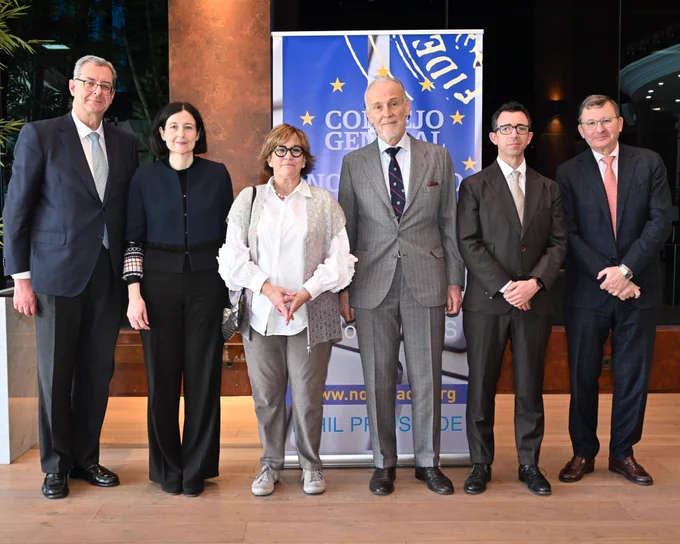 De izda. a dcha.: Manuel Tarrío, secretario del Consejo General del Notariado (CGN); Concepción Pilar Barrio Del Olmo, presidenta del CGN; Cosita Delvaux, presidenta del Consejo de los Notariados de la Unión Europea (CNUE); Álvaro Lucini, delegado del CGN para el CNUE; José Carmelo Llopis, delegado de la Sección Internacional de Nuevas Tecnologías del CGN; y José Ángel Martínez Sanchiz, delegado de la Sección Internacional del CGN.