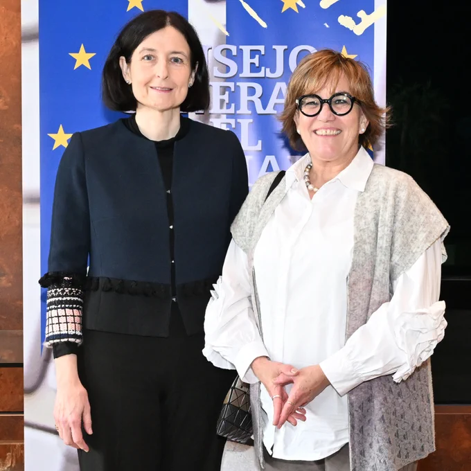 Concepción Barrio (izda.), presidenta del Consejo General del Notariado; y Cosita Delvaux (dcha.), presidenta del Consejo de los Notariados de la Unión Europea (CNUE).