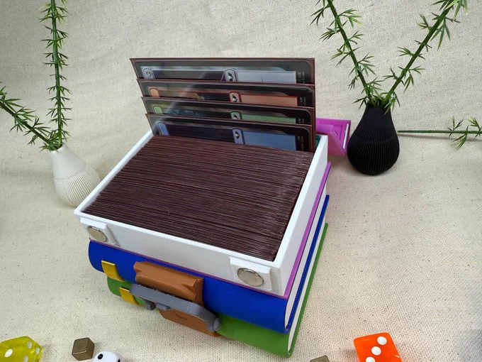 Detalle de la caja de winrar abierta, se ven unas cartas magic asomando
