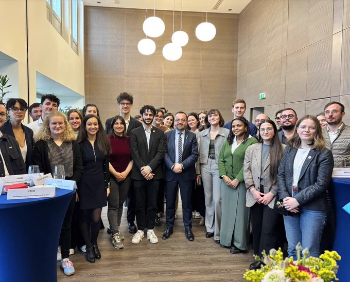 Yannick Neuder est avec l’ensemble des représentants étudiants.