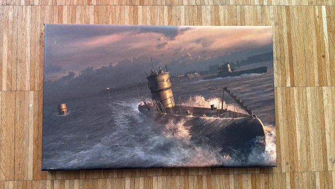Leinwanddruck eines auftauchenden U-Boots mit aufgewühltem Wasser. Im Hintergrund sind weitere U-Boote oder Teile davon zu sehen. Der Horizont ist wolkig und in gelb-rötliche Lichtstimmung getaucht. Knapp unterm Horizont sind Bergumrisse und Lichter wie von einem Hafen angedeutet.