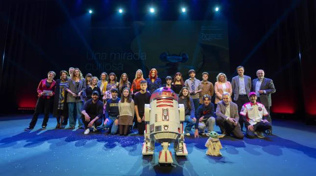 Fotografía de grupo con los ganadores de la última edición del festival LabMeCrazy / Manuel Castells.