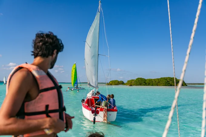 Navegando en velero por Bacalar