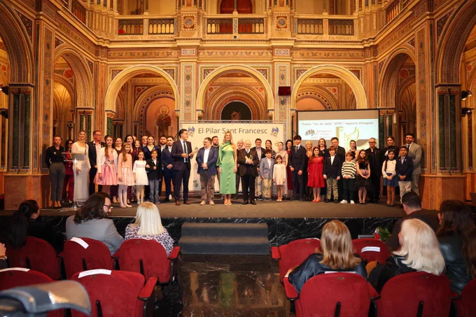 Falles de l’Agrupació El Pilar Sant Francesc i els Premiats Cuc de Seda 2025 en la Fallera Major de Valéncia, Berta Peiró García i junt al President de l’Agrupació, José Felipe Villanueva.
