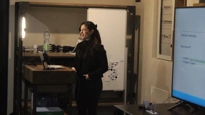 Lisa Di Marco sorride alla fine della sua presentazione sul palco dell'evento Python Pescara del 28 Febbraio 2025