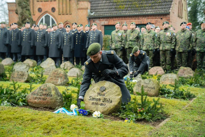 Menehtyneiden jääkärien haudat kukitetaan. Kuvat: Tim Holst / Eichert Media