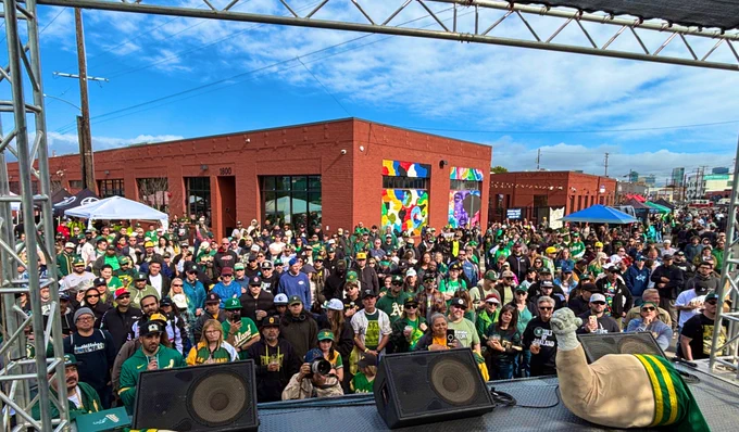 Giant crowd from the stage at Fans Fest. 📸 @LastDiveBar / Paul Bailey
