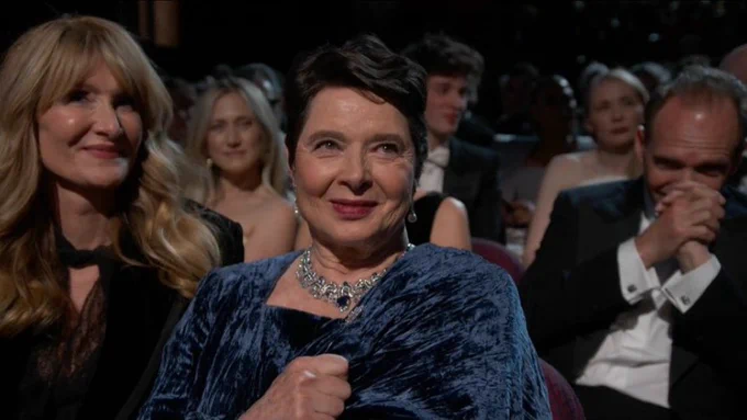 Laura Dern next to Isabella Rossellini wearing a Blue Velvet dress in honor of David Lynch at the 2025 Academy Awards
