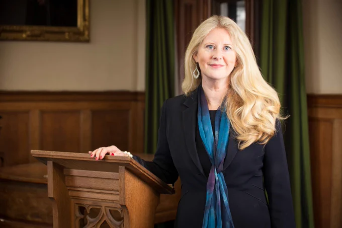 Colour head and shoulders photo of Professor Helen Bond
