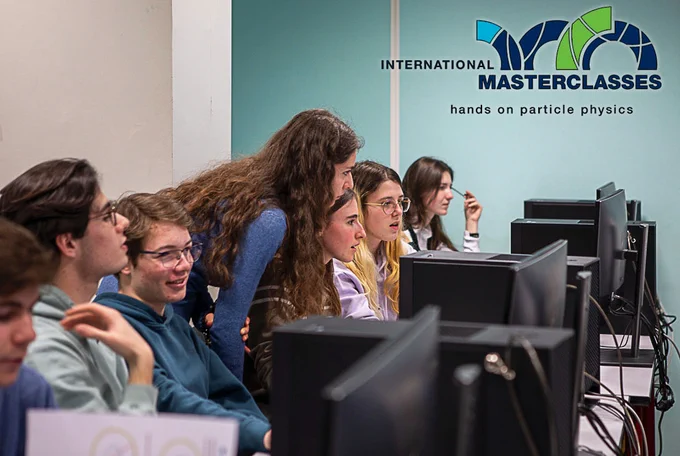 Des élèves en masterclasses LHC (expérience CMS) dans un labo français, devant des écrans d'ordinateurs. Photo prise en 2024, au Laboratoire Leprince-Ringuet, École polytechnique, Palaiseau. Classe participante : Campus Sainte-Thérèse à Ozouer-la-Ferrière. Image : Sylvaine Pieyre / CNRS Nucléaire & Particules / LLR