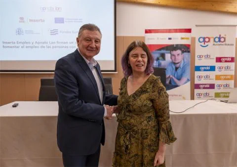 Foto del saludo tras la firma del convenio