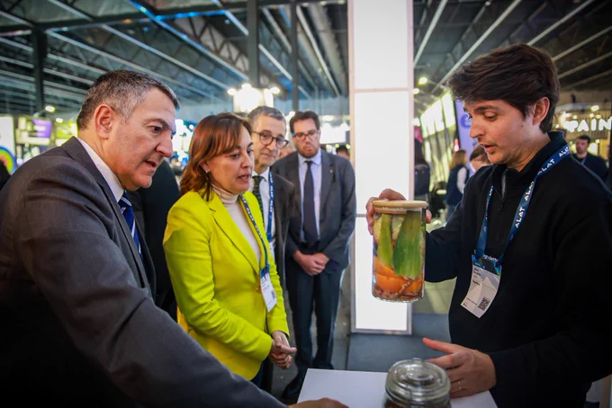 El conseller d’Empresa i Treball, Miquel Sàmper juntament amb Sílvia Paneque consellera de Territori, Habitatge i Transició Ecològica de la Generalitat visiten el 4YFN al MWC.