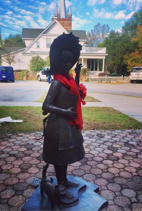 A photo of the Amelia Bedelia statue at the Clarendon Co. Library in Manning.