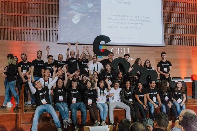Foto de grupo de los voluntarios y voluntarias de Commit Conf