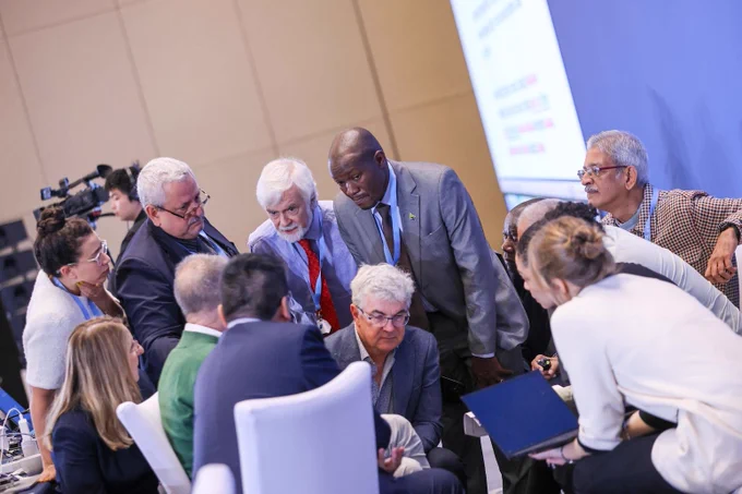 IPCC chair Jim Skea and IPCC vice-chairs Ramón Pichs-Madruga and Ladislaus Chang’a consult with WG II co-chairs and vice-chairs on 28 February 2025. Credit: IISD/ENB | Anastasia Rodopoulou
