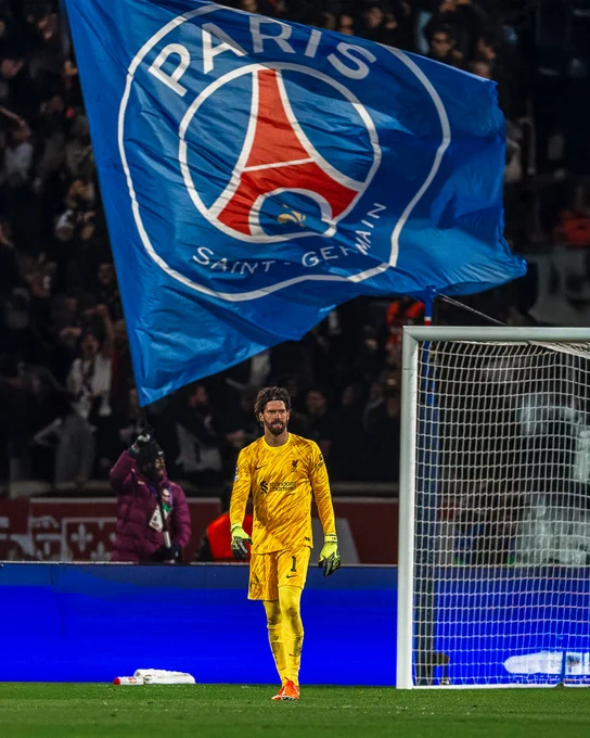 Photography of Alisson Becker during PSG vs Liverpool.