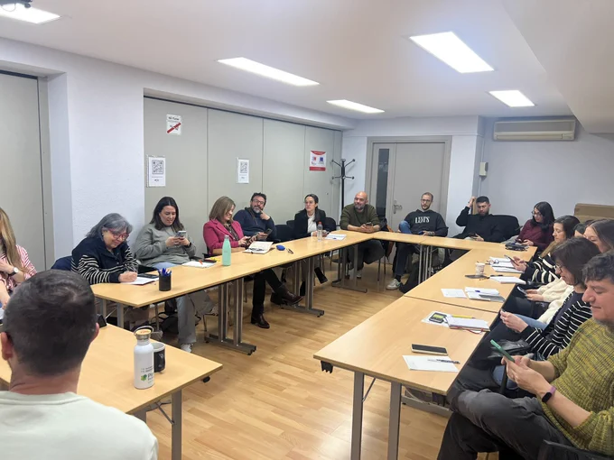 Equipo haciendo una dinámica de trabajo con el teléfono móvil