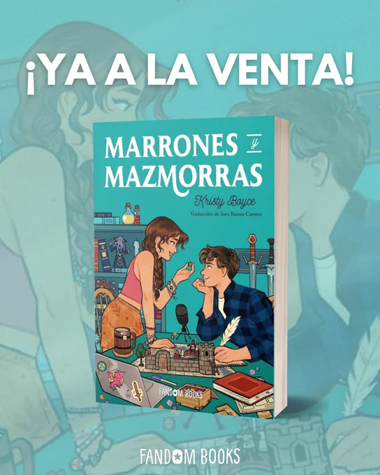 Cubierta de Marrones y mazmorras (Dating and Dragons) de Kristy Boyce, publicado en España por Fandom Books, traducido por Sara Bueno Carrero. Una chica con frienship bracelets y un d2 entre los dedos mira a un chico sentado frente a ella. Ambos comparten una sonrisa desafiante. Sobre la mesa hay un micro direccional, un portátil decorado con pegatinas de fantasía, cajas de dados, material de rol y una ambientación a escala de un castillo con algunos personajes sobre una cuadrícula. A espaldas de los personajes hay una estantería con gruesos libros y estatuillas de monstruos como el mind flayer.