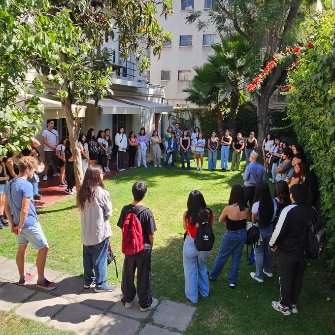 Actividad entre los nuevos estudiantes de la carrera de Estudios Internacionales de la Universidad de Chile.