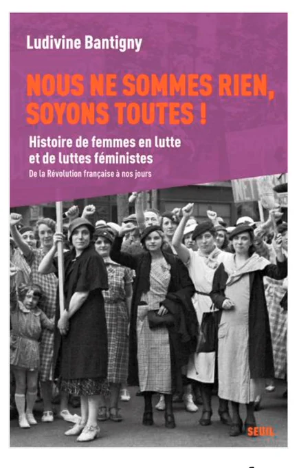 Couverture de l'ouvrage Nous ne sommes rien, soyons toutes! Histoire de femmes en lutte et de luttes féministes. De la Révolution française à nos jours, au Seuil. Couverture sur fond violet. Photo: des femmes de ménage syndiquées lors d'une manifestation durant le Front populaire (14 juillet 1936) lèvent le poing, en blouses et tabliers.