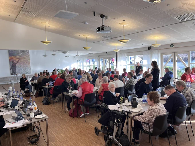 De fysiske deltagere på landsmødet sidder ved 6 langborde.