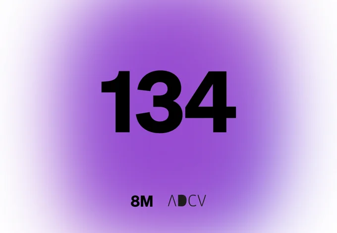 cartel con fondo morado. En grande, el número 134 y abajo los logos del 8m y de la adcv
