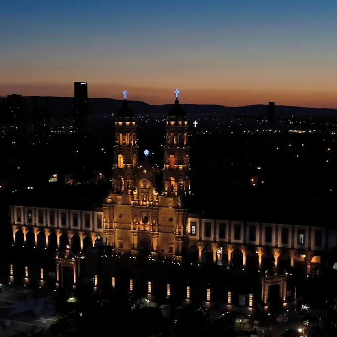 
First we touch down in Zapopan, Mexico at Zapopan’s Basilica and America’s Square. The illumination of this architectural beauty invites tourists and citizens to enjoy unique, memorable outdoor experiences after dark!