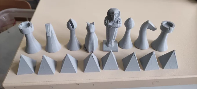 Jeux d’échec sur le thème de l’Egypte. Les pions représentent des pyramides, le sphynx et un sarcophage