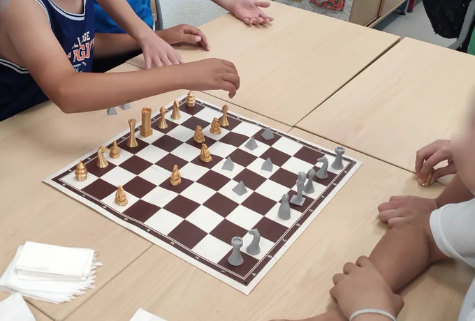  photo de la première partie d’échecs réalisée, les pions sur le thème de l’Egypte affrontent les pions sur le thème de la Chine. 