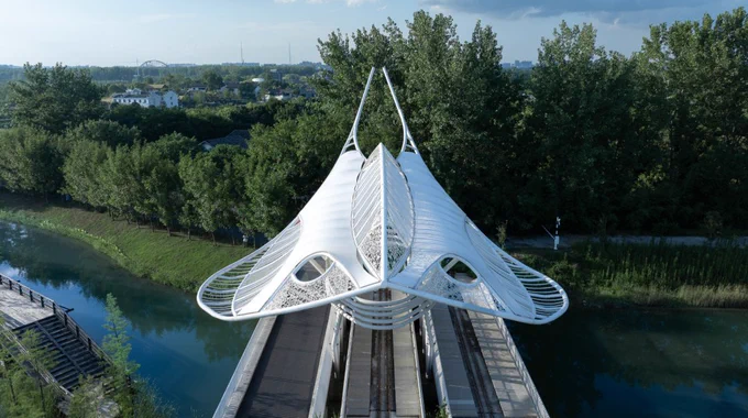 Steel bridge in the shape of a bird
