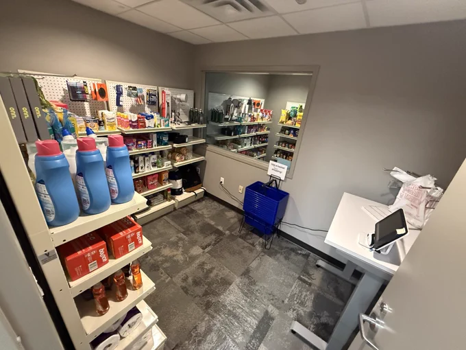 Photo from the Retail Lab in the Consumer NeuroInsights Research Lab (C-NRL), Fogelman College of Business and Economics.