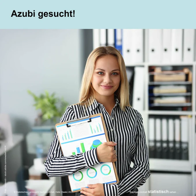 Foto: Frontalaufnahme einer Frau in einem Büro, die ein Klemmbrett mit Diagrammen in der Hand hält.
Text: Azubi gesucht!