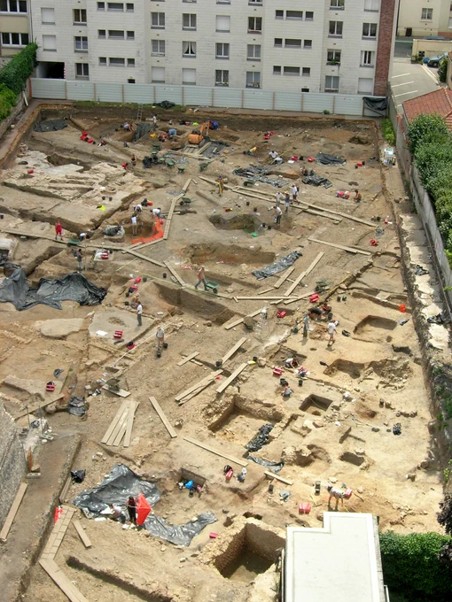 Excavation of the 'Cinema' site in Chartres in 2005 (Image: Direction de l'Archéologie de Chartres Métropole). From Bryant, S. and Dupuis, M. 2025 Archaeology in the Changing Townscape: The Centre Region in France, Internet Archaeology 70. https://doi.org/10.11141/ia.70.12