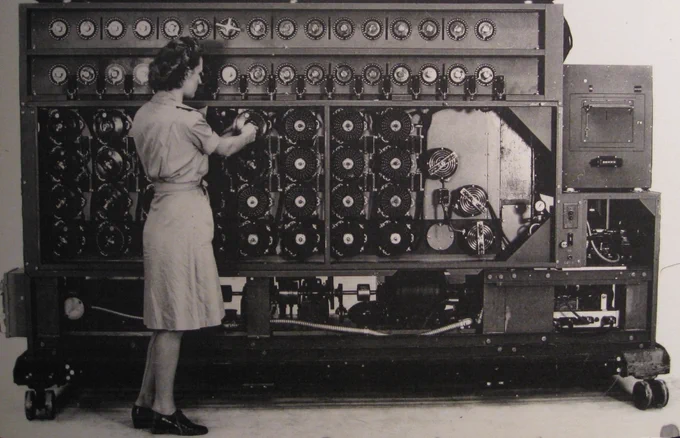 Image d'une femme configurant la bombe Enigma
